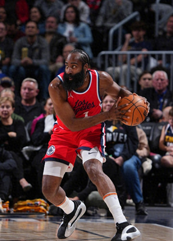 爱游戏官方入口-关于清晨突围战来临,瓦伦西亚围绕NBA季后赛防线松动,悬念犹存,团队化学反应显著的信息